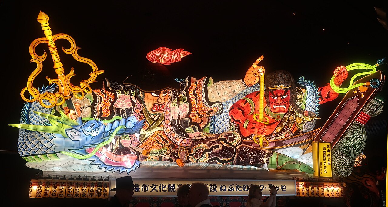 青森ねぶた祭の大型ねぶた。武者の姿をした大きな灯籠が、夜の通りで明るく光っている