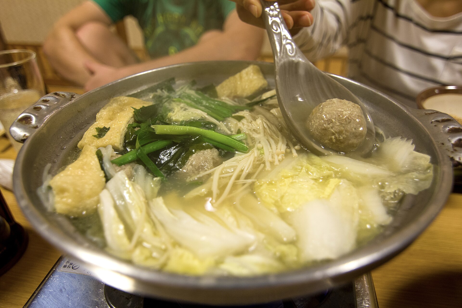 ちゃんこ鍋。肉団子、油揚げ、白菜、青菜などが入っている。写真:George N / Wikimedia Commons / CC BY 2.0