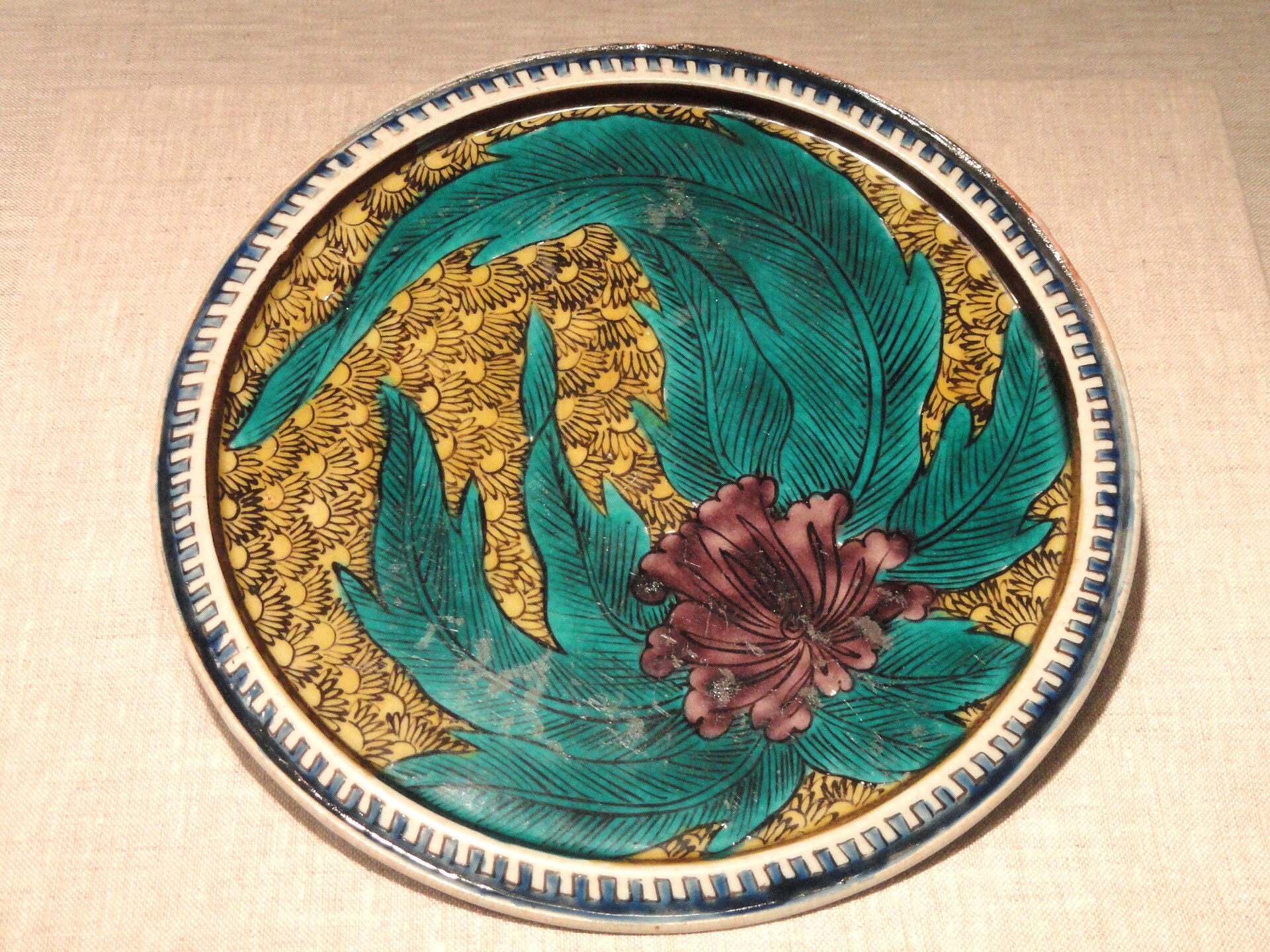 A Kutani-ware plate from the late 17th century, painted in green, yellow and purple, in the Art Institute of Chicago. Photo: Daderot / Wikimedia Commons / CC0