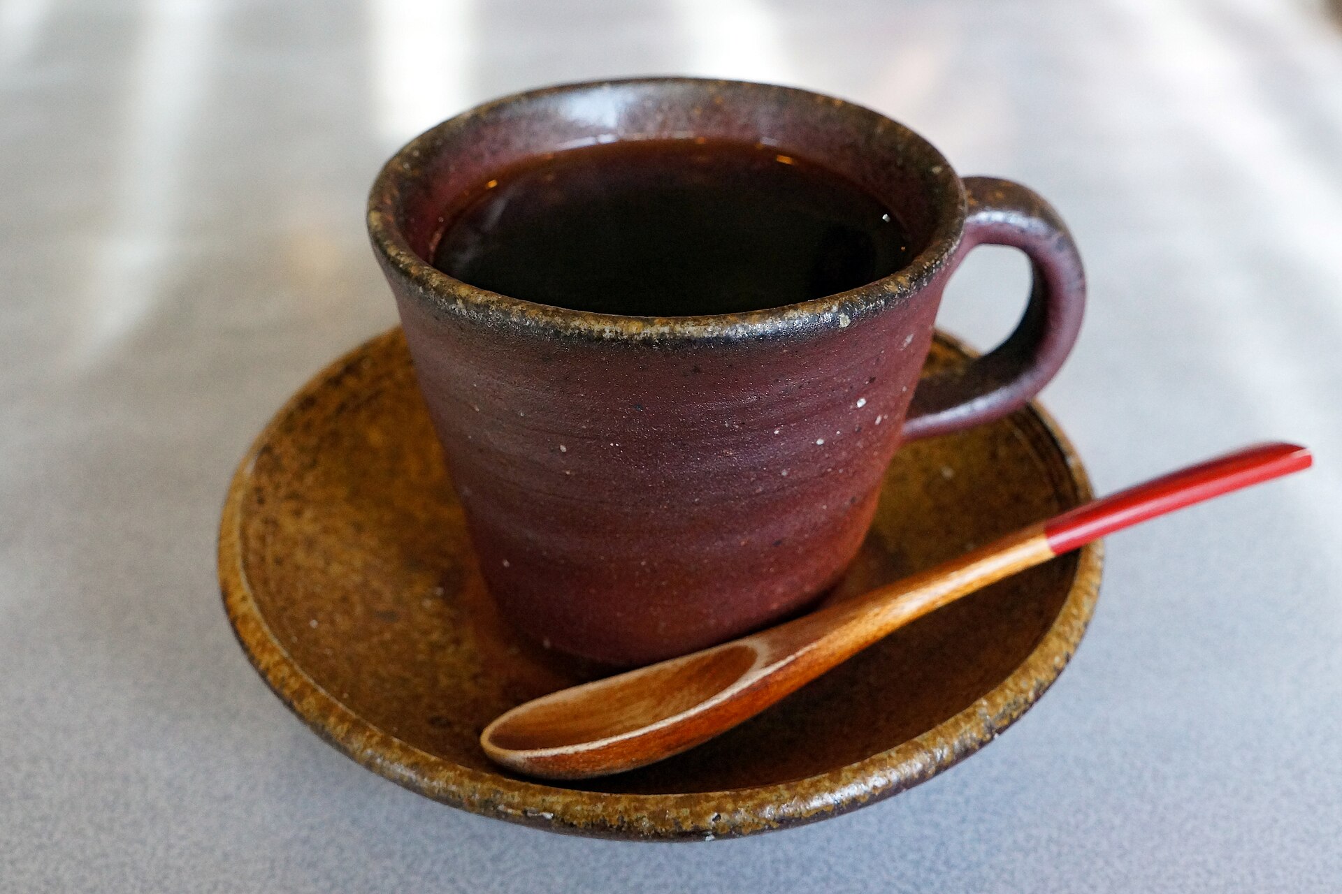 A Bizen-ware cup and saucer at the Bizen-yaki Traditional Pottery Center in Imbe, Bizen, showing the bare, fire-coloured clay. Photo: 663highland / Wikimedia Commons / CC BY 2.5