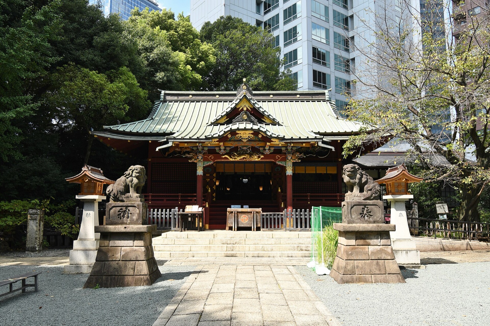 金王八幡宮の拝殿。木々の向こうに渋谷の高層ビルが見える（2021年9月23日撮影）。写真：Saigen Jiro / Wikimedia Commons / CC0