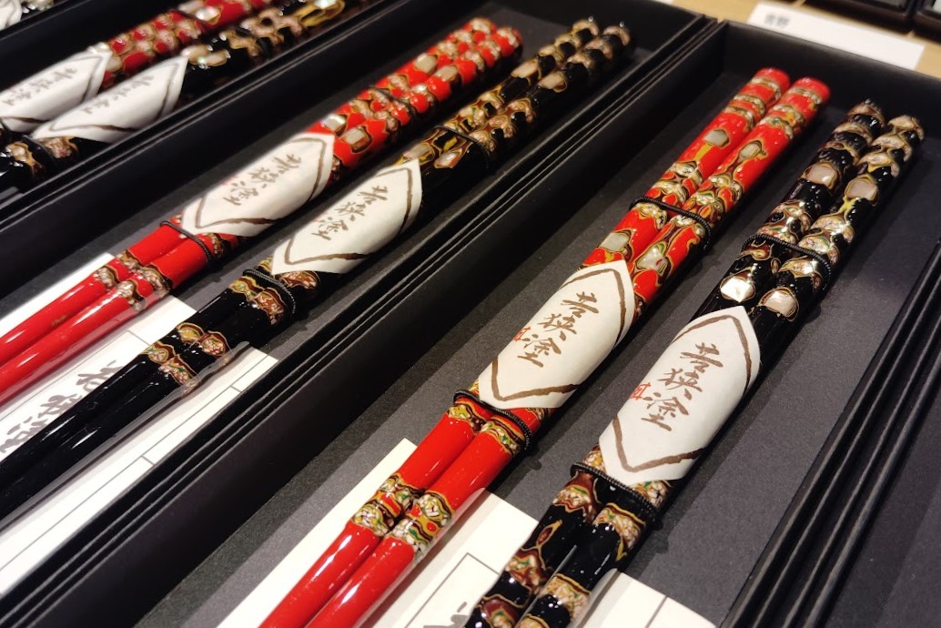 Pairs of Wakasa lacquer chopsticks in red and black on display, each wrapped with a "Wakasa-nuri" band. Photo: Asturio Cantabrio / Wikimedia Commons / CC BY-SA 4.0