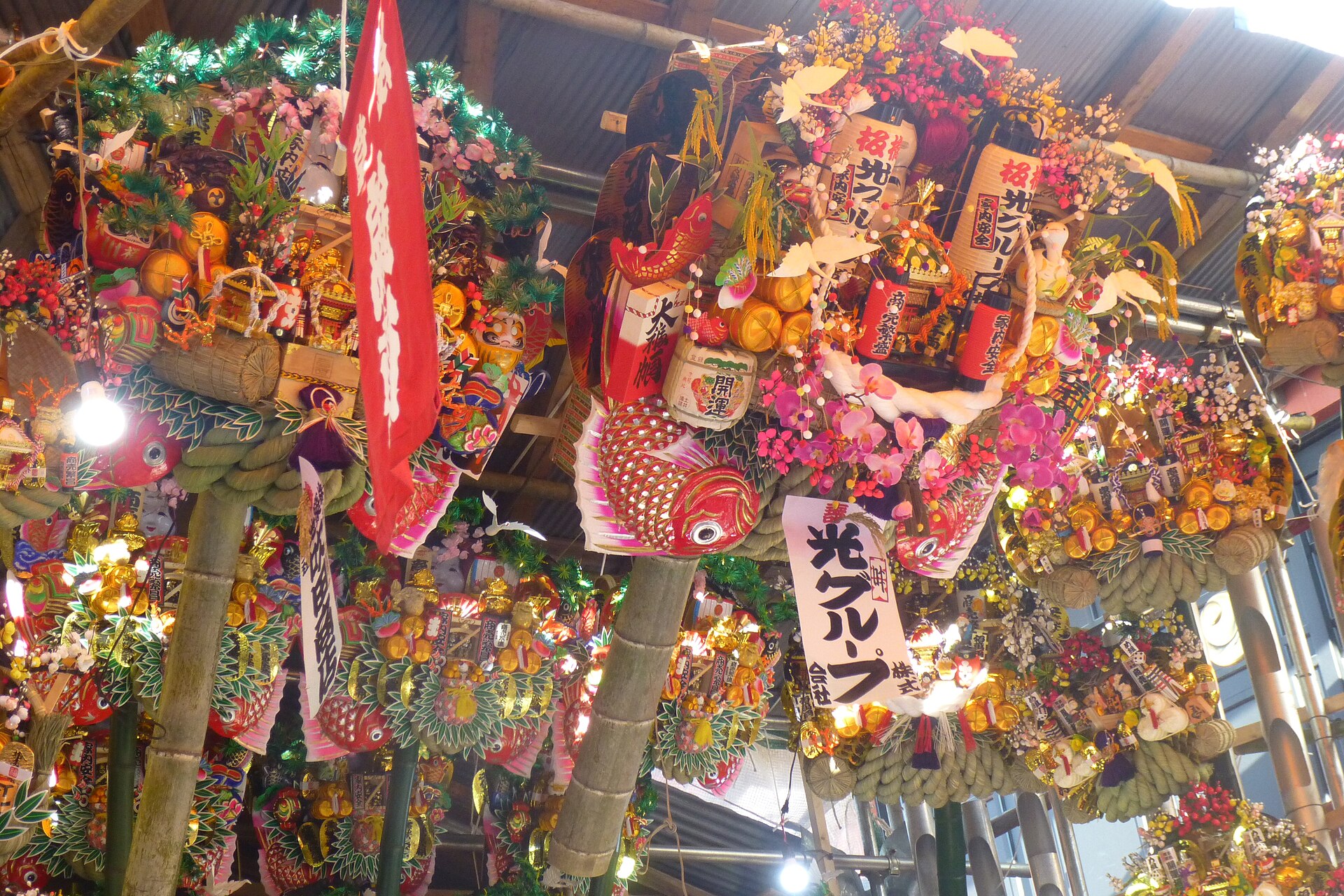 浅草の酉の市で売られる大きな縁起熊手。写真：Nesnad / Wikimedia Commons / CC BY 3.0（2012年11月20日撮影）