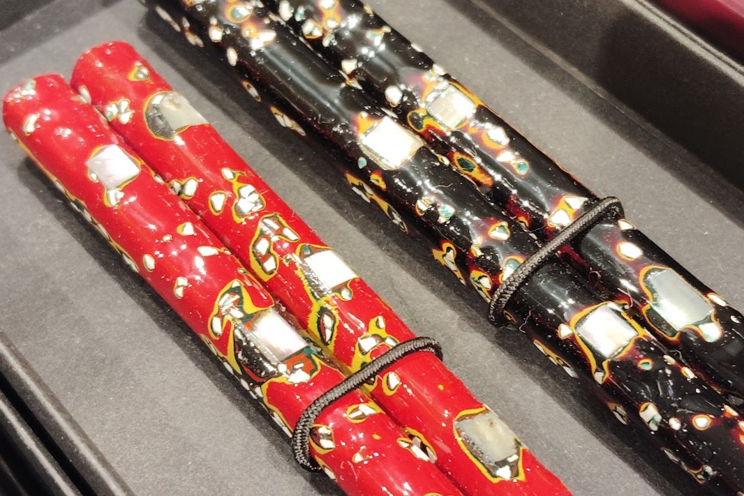 A close view of Wakasa lacquer chopsticks: the shell and eggshell inlay shows through the polished red and black lacquer. Photo: Asturio Cantabrio / Wikimedia Commons / CC BY-SA 4.0
