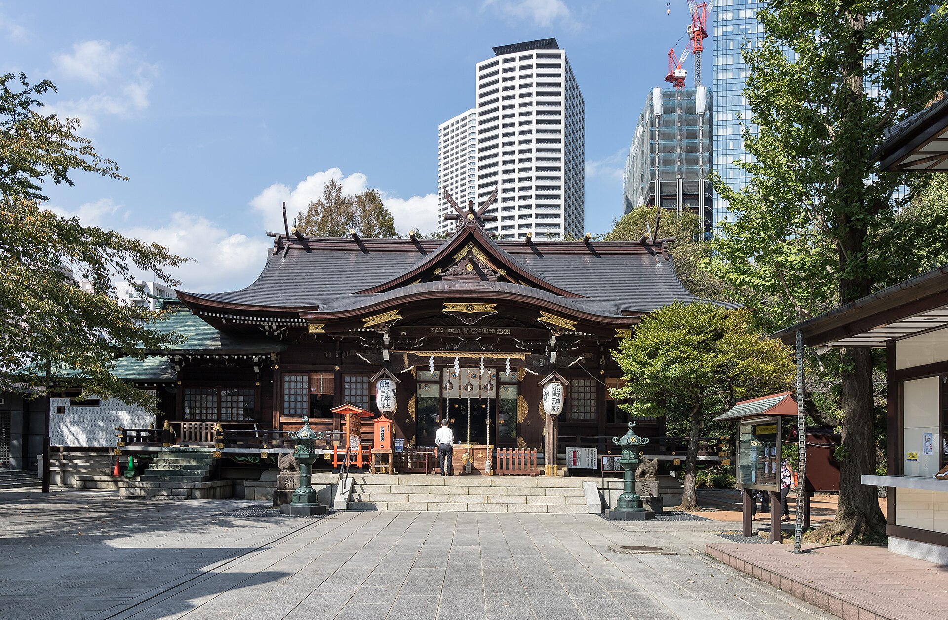 The main hall of Juniso Kumano Shrine in Nishi-Shinjuku, with the high-rise towers of West Shinjuku behind it. Photo: Kakidai / Wikimedia Commons / CC BY-SA 4.0 (10 October 2018)