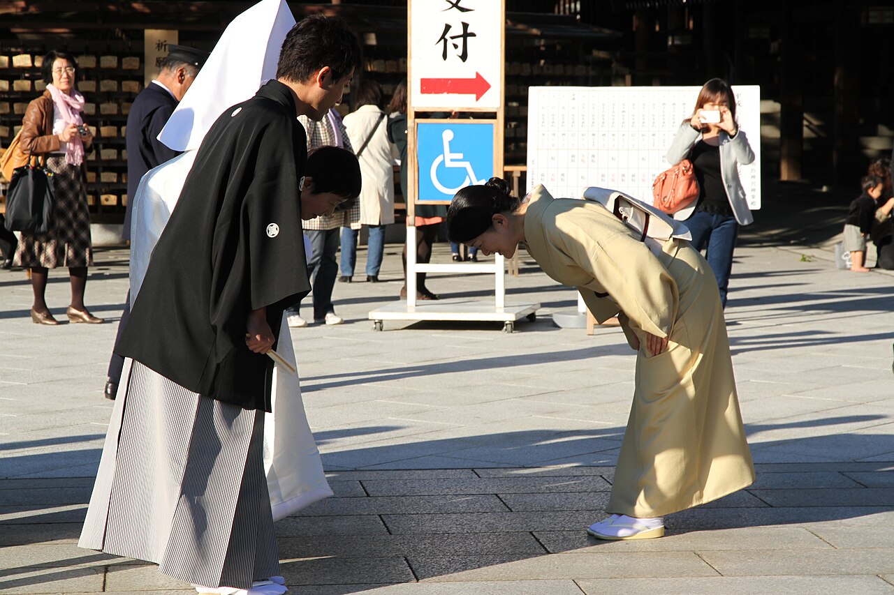 Why Do Japanese People Bow? The Meaning and Rules of Ojigi