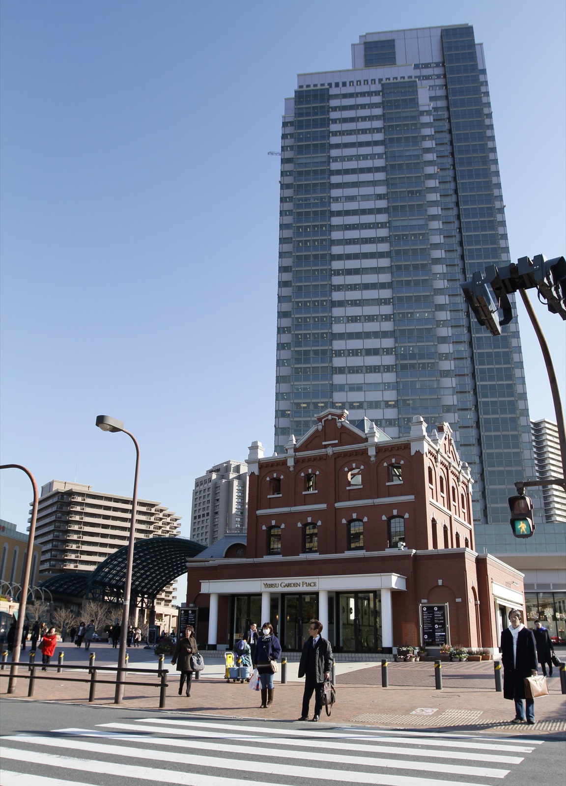 The tower of Yebisu Garden Place rises behind a red-brick building on the plaza, on the site of the old Yebisu brewery (January 2011). Photo: Morio / Wikimedia Commons / CC BY-SA 3.0