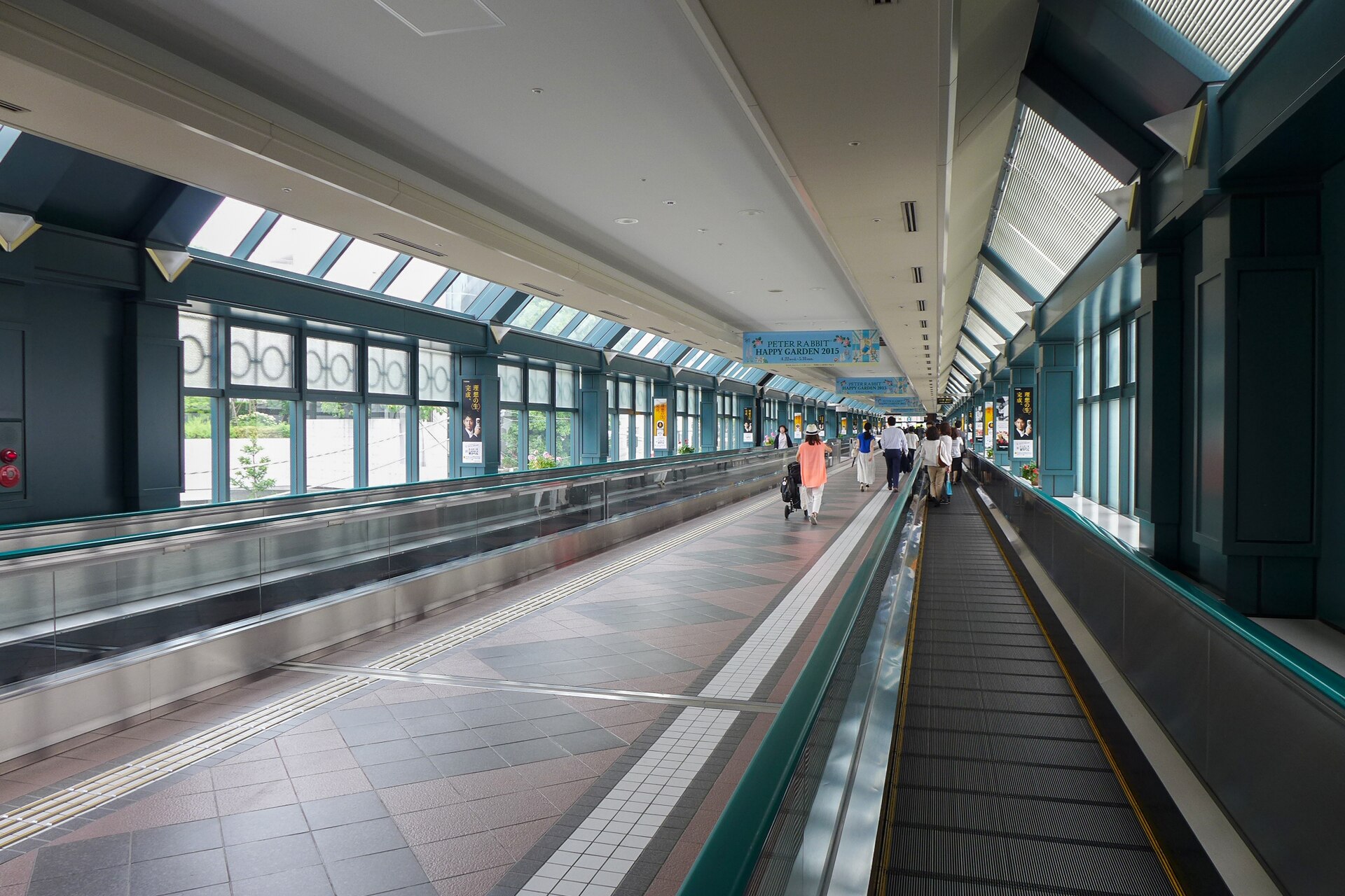 The Yebisu Skywalk, a covered moving walkway from Ebisu Station towards Yebisu Garden Place (May 2015). Photo: Wpcpey / Wikimedia Commons / CC BY 4.0